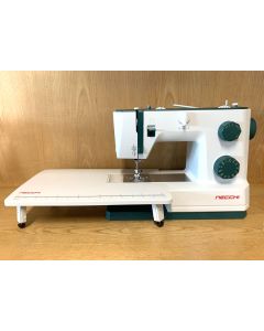 Macchina da cucire meccanica Necchi Q421A con piano prolunga - NUOVA DA ESPOSIZIONE, SENZA IMBALLO ORIGINALE